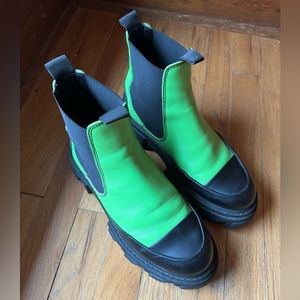 Calf Leather Low Chelsea Boot - Flash Green
S162378340
Size: US 10